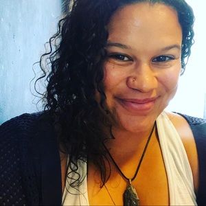 Meet your Posher, Charis